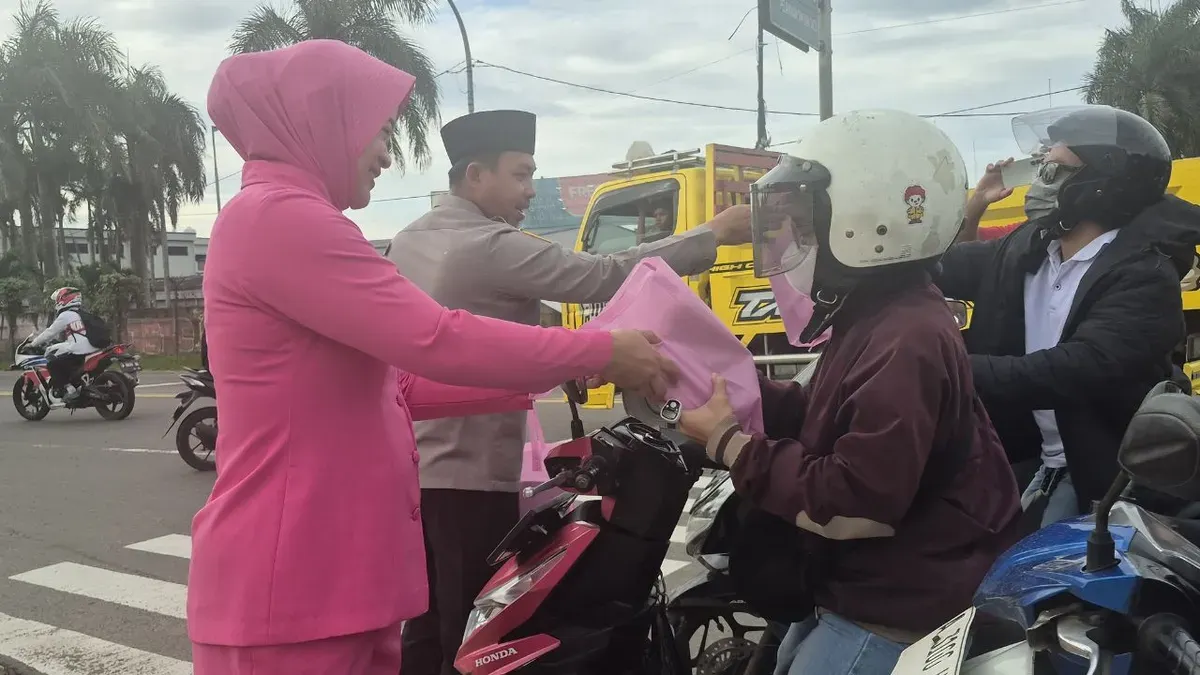Kapolres Serang AKBP Andri Kurniawan bersama Ketua Pengurus Bhayangkari Cabang Serang membagikan takjil. (Sumber: Dok. Humas Polres Serang)