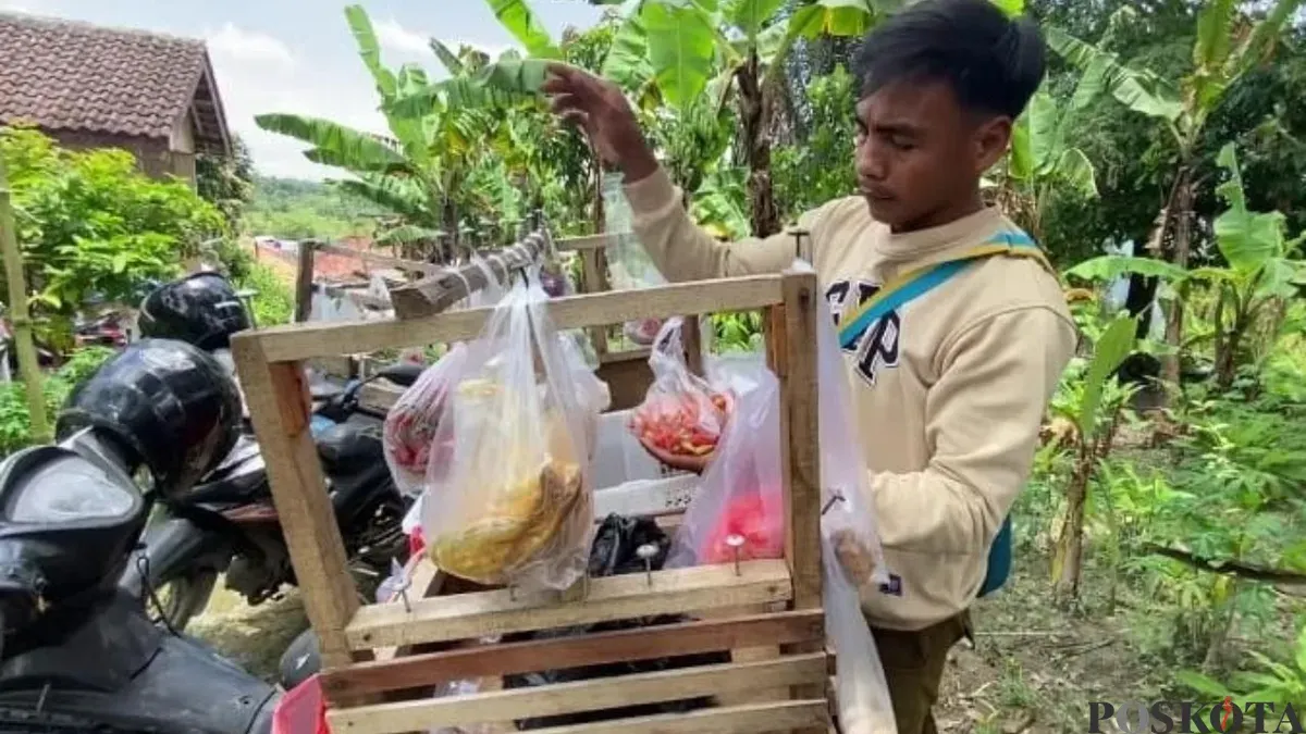 Salah seorang penjual sayuran keliling di Lebak saat hendak berjualan. (Sumber: Poskota/Samsul Fatoni)