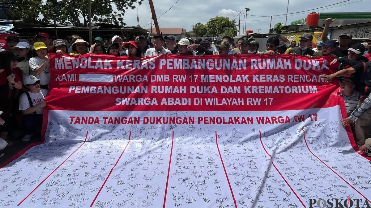 Warga Perumahan Citra, Kalideres, Jakarta Barat, kembali berdemonstransi menolak rencana pembangunan rumah duka dan krematorium, Sabtu, 28 Februari 2026. (Sumber: Poskota/Pandi Ramedhan)