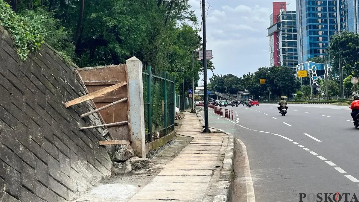 Akses masuk Taman Hutan Kota Cawang dicor usai diduga jadi sarang tindak asusila. (Sumber: Poskota/M Tegar Jihad)