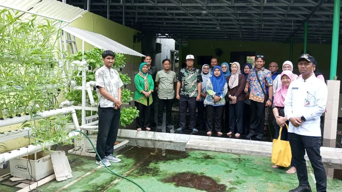 Teknologi sistem irigasi pipa berpori vertikal nirdaya (Sipbervina) di Kantor Keluraham Jelambar, Grogol Petamburan, Jakarta Barat. (Sumber: Istimewa)