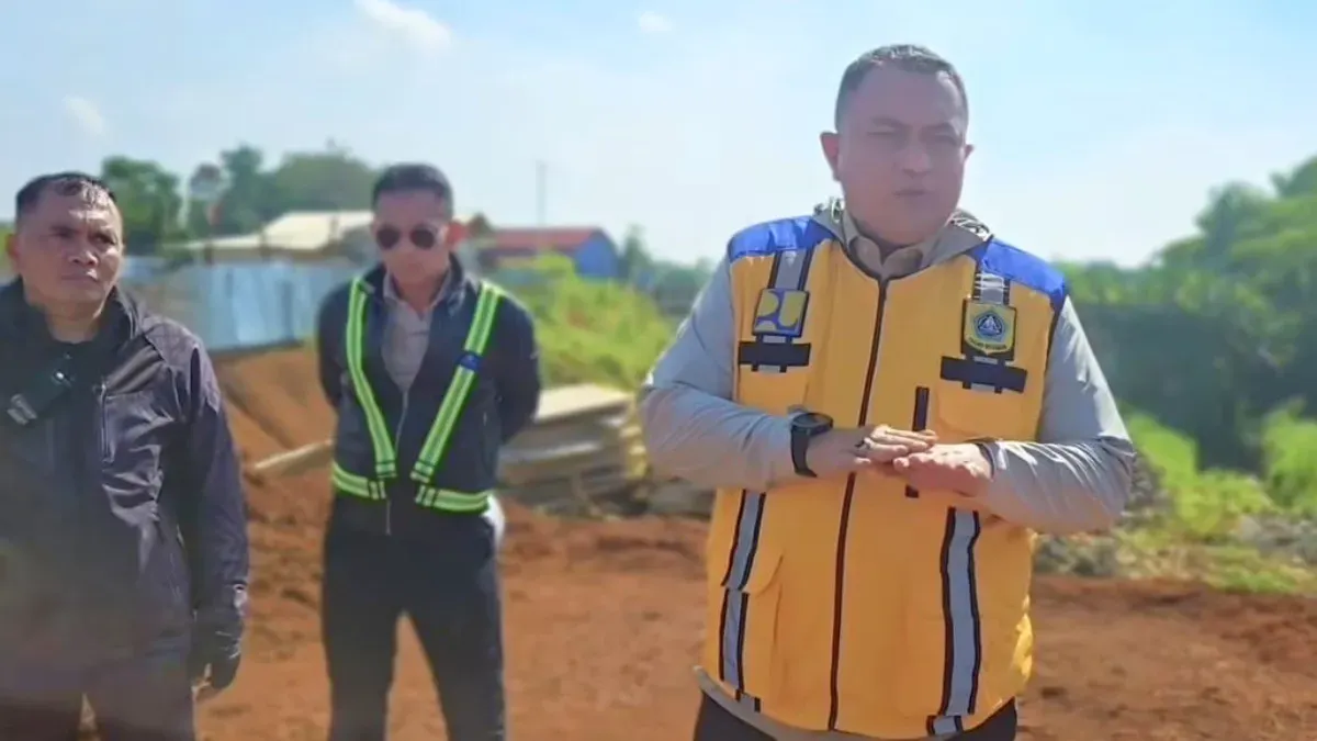 Bupati Bogor, Rudy Susmanto saat meninjau Jalan Bomang. (Sumber: Pemkab Bogor)