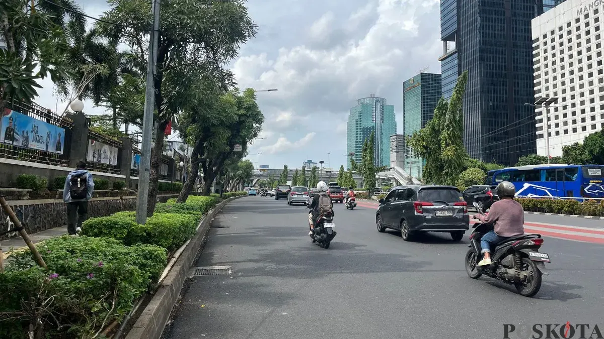 Suasana di ruas jalan Jalan SCBD ke Gedung DPR RI, terlihat lenggang, Kamis, 1 Janurari 2026. (Sumber: Poskota/Pandi Ramedhan)