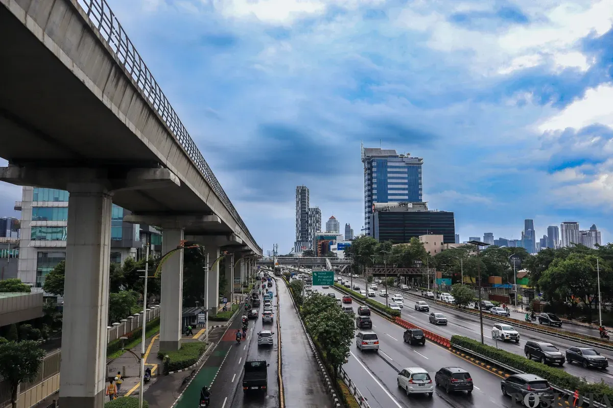 Suasana Jalan Gatot Subroto, Jakarta tampak lengang pada tanggal merah, Kamis, 1 Januari 2026. (Sumber: Poskota | Foto: Dhiya Ahmad Fauzan/M2)