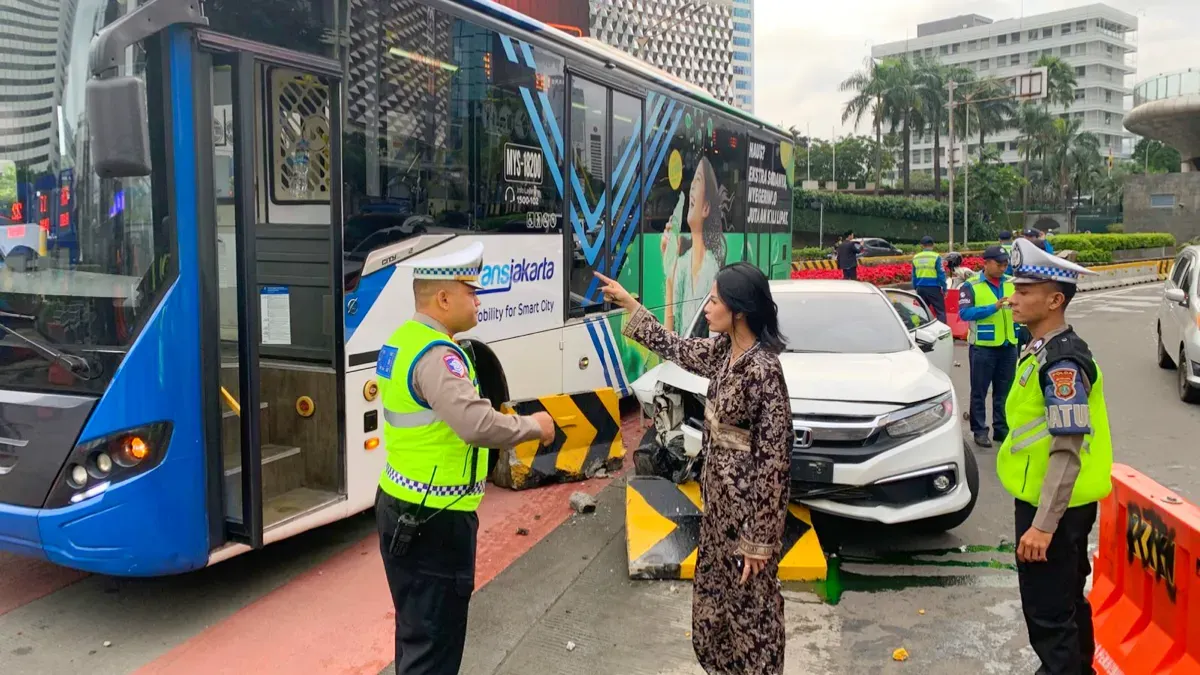 Kecelakaan lalu lintas yang melibatkan satu mobil sedan dan Transjakarta terjadi sekitar Bundaran Hotel Indonesia (HI), Jakarta Pusat, pada Kamis, 1 Januari 2025 sekitar pukul 06.00 WIB. (Sumber: TMC Polda Metro Jaya)