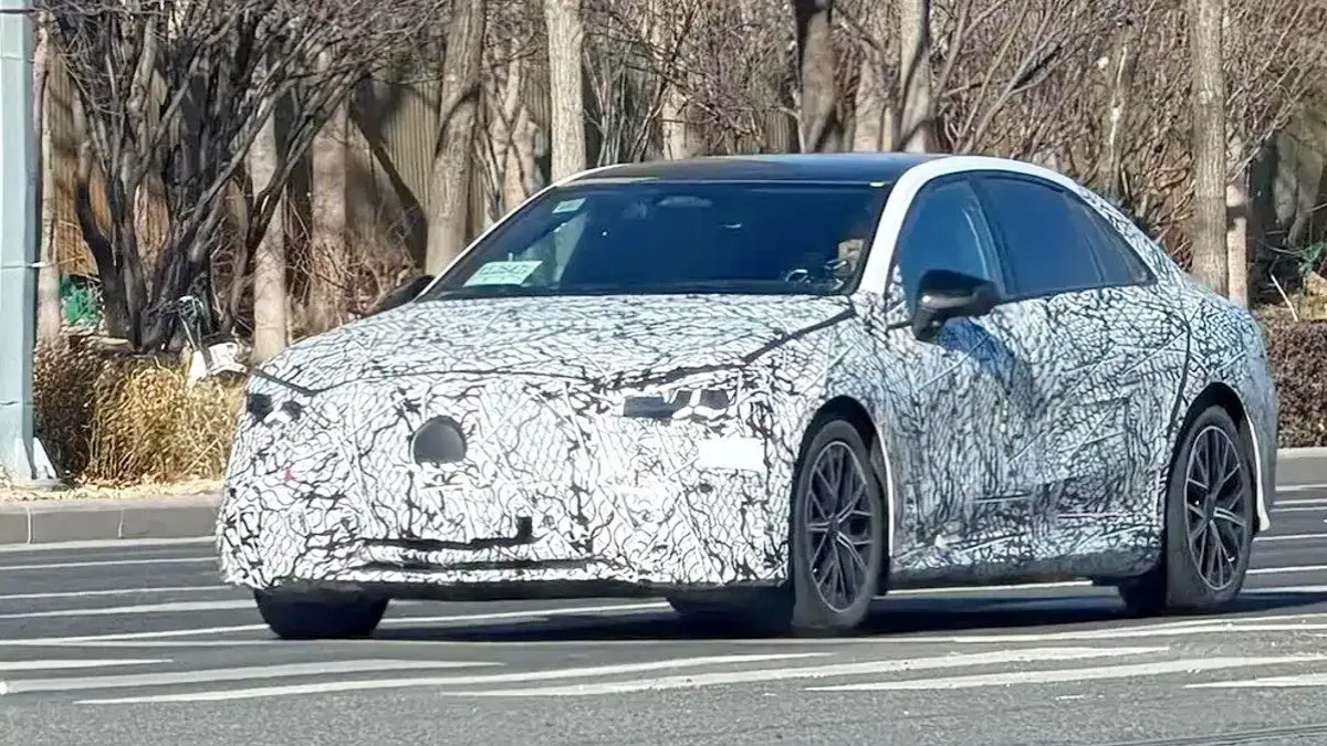 Mercedes-Benz C-Class versi listrik murni tertangkap kamera saat uji jalan. (Sumber: Autohome)