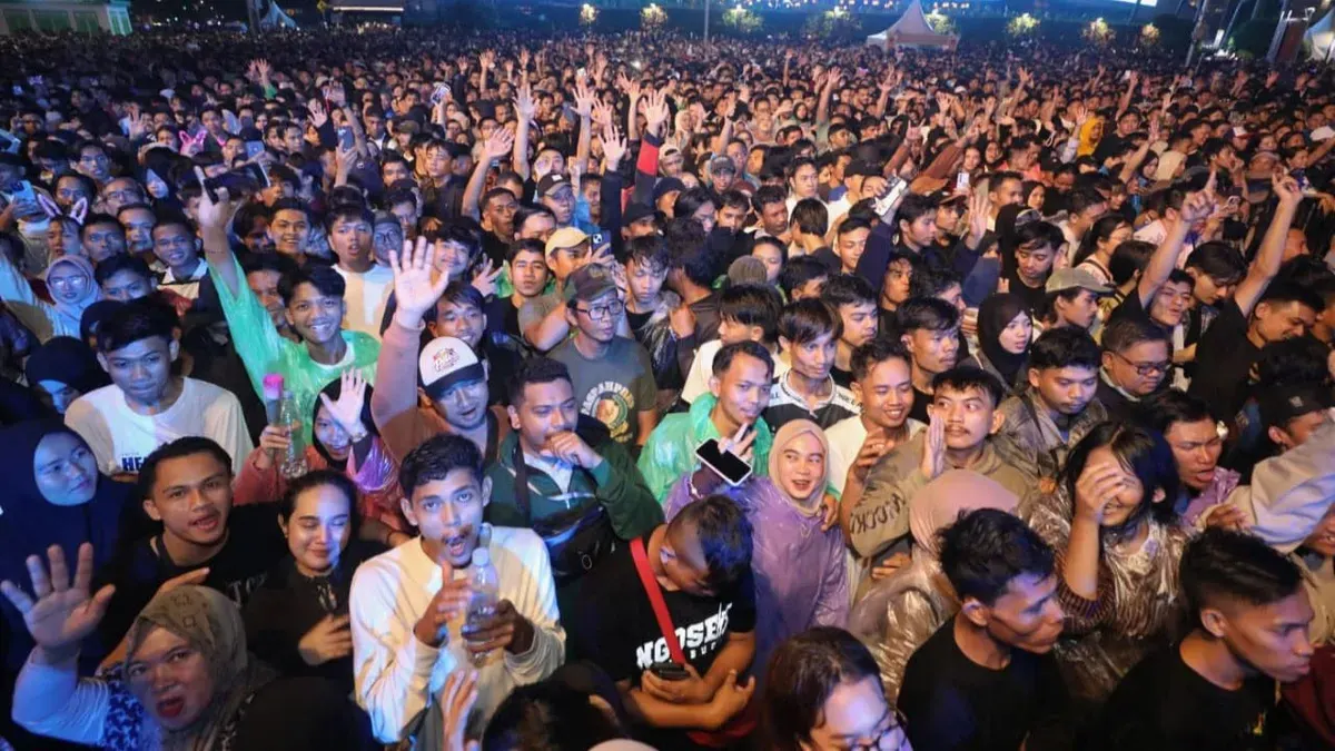 Warga merayakan malam tahun baru di Bundara HI, Jakarta Pusat, Rabu, 31 Desember 2025. (Sumber: Dok. Pemprov Jakarta)