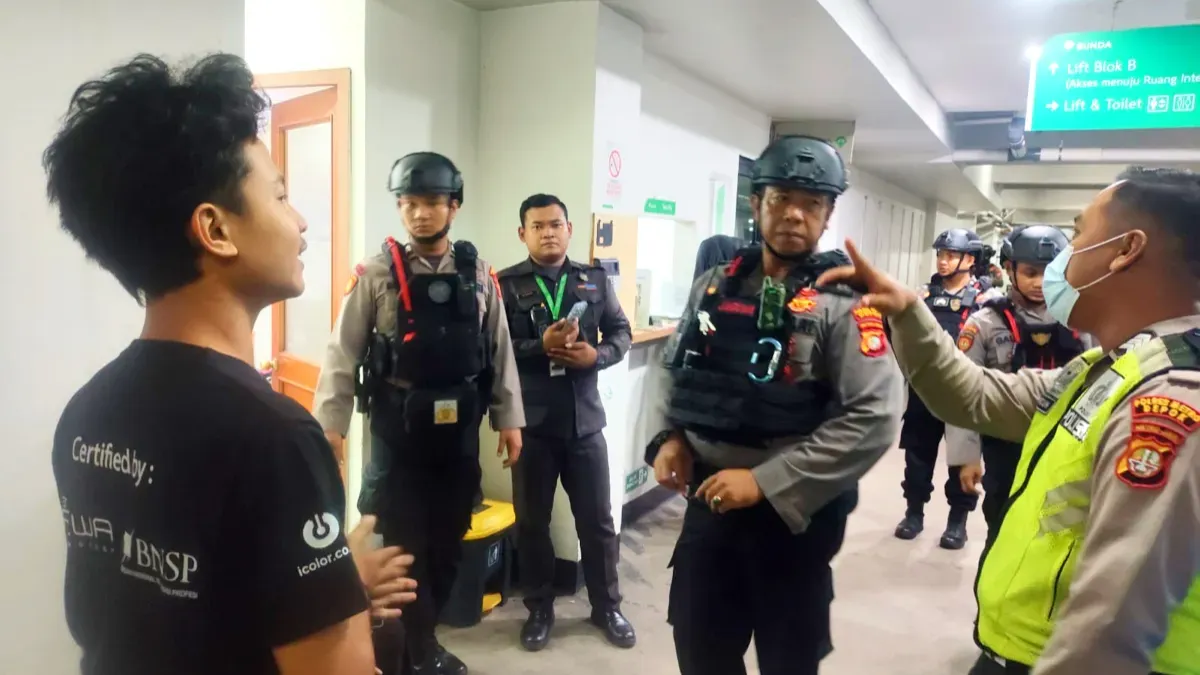 Polisi meminta keterangan korban pengeroyokan di Jalan Margonda, Pondok Cina, Beji, Kota Depok pada Rabu, 31 Desember 2025 (Sumber: Polres Metro Depok)