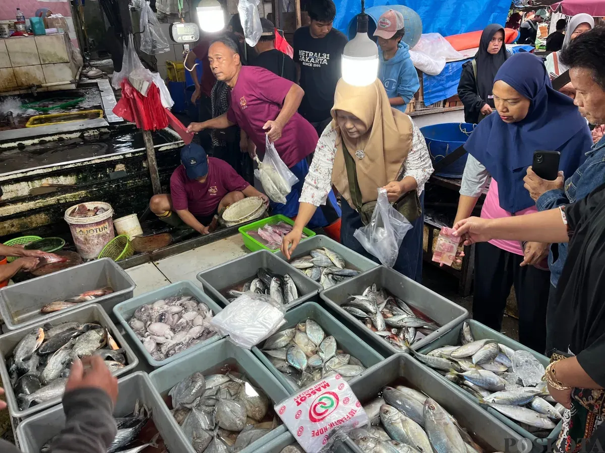 Aktivitas penjualan ikan di Pasar Kebayoran Lama, Jakarta Selatan, Kamis, 1 Januari 2026. (Sumber: Poskota | Foto: Pandi Ramedhan)