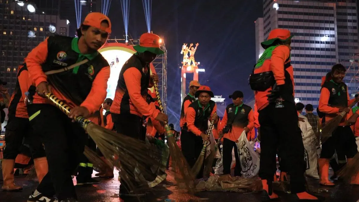 Petugas kebersihan saat bertugas seusai perayaan malam tahun baru di Jakarta, Kamis, 31 Desember 2025. (Sumber: Dok. DLH Jakarta)