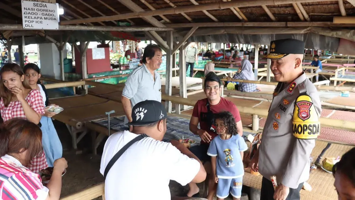 Kapolda Banten Irjen Pol Hengki berbincang dengan wisatawan di objek wisata Pantai Anyer. (Sumber: Dok. Bidhumas Polda Banten)