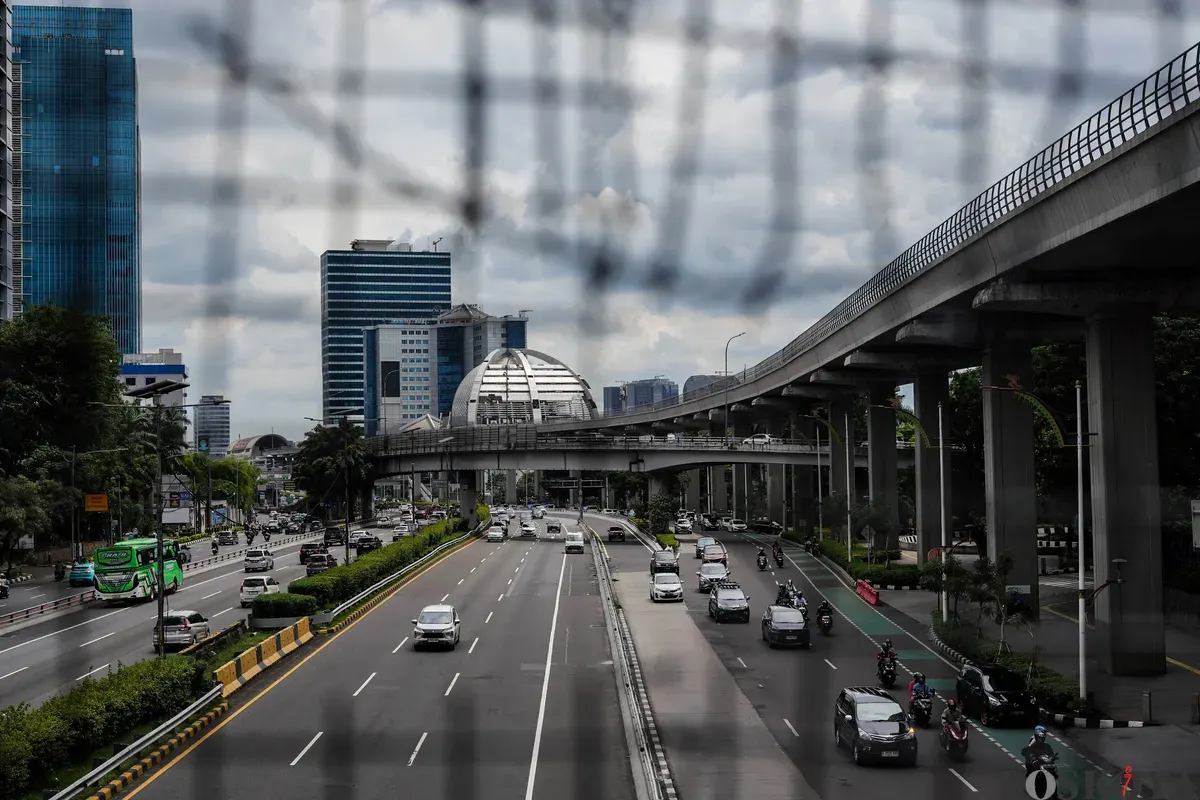 Sejumlah kendaraan melintas di Jalan Jenderal Sudirman, dan Gatot Subroto, Jakarta, Kamis, 1 Januari 2026. (Sumber: Poskota/Bilal Nugraha Ginanjar)