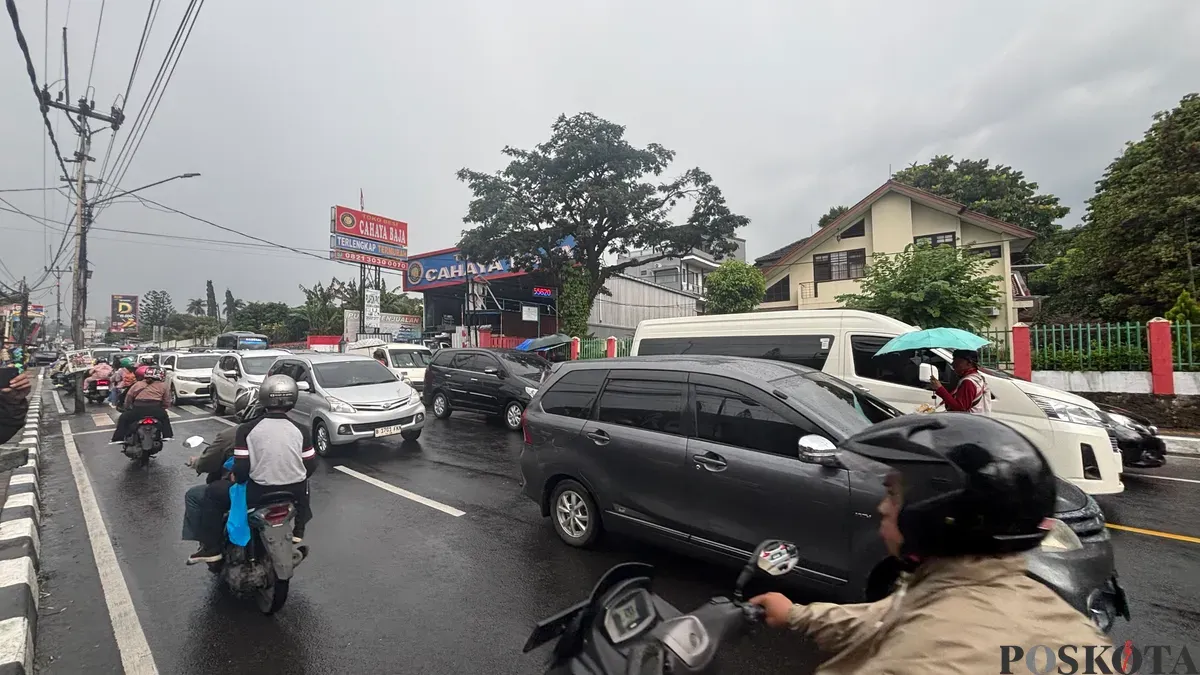 Pengendara melintasi Jalan Raya Puncak saat libur Nataru di daerah Cisarua, Kabupaten Bogor. (Sumber: Poskota/Giffar Rivana)