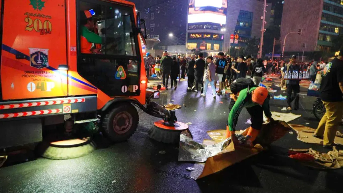 Penanganan sampah oleh DLH DKI Jakarta saat malam pergantian tahun baru pada Kamis, 1 Januari 2025. (Sumber: Istimewa)