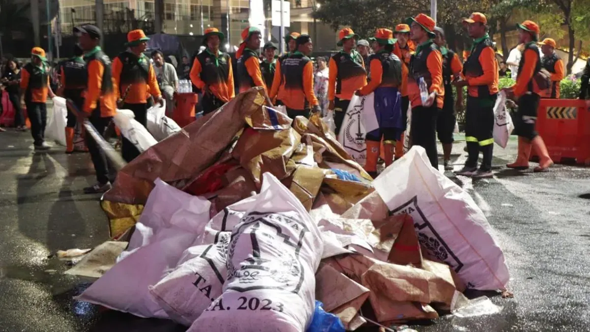 Petugas kebersihan membersihkan sisa sampah perayaan malam Tahun Baru 2026 di Jakarta, Kamis, 1 Januari 2026. (Sumber: Dok. DLH Jakarta)