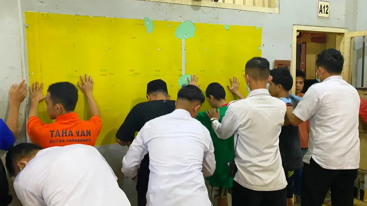 Potret proses sidak kamar hunian warga binaan Rutan Kelas I Tangerang. (Sumber: Humas Rutan Kelas I Tangerang)
