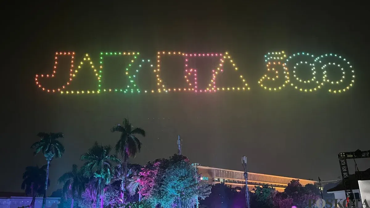 Drone beterbangan saat malam pergantian tahun baru di kawasan Kota Tua, Tamansari, Jakarta Barat, Kamis, 1 Januari 2026. (Sumber: Poskota/Pandi Ramedhan)