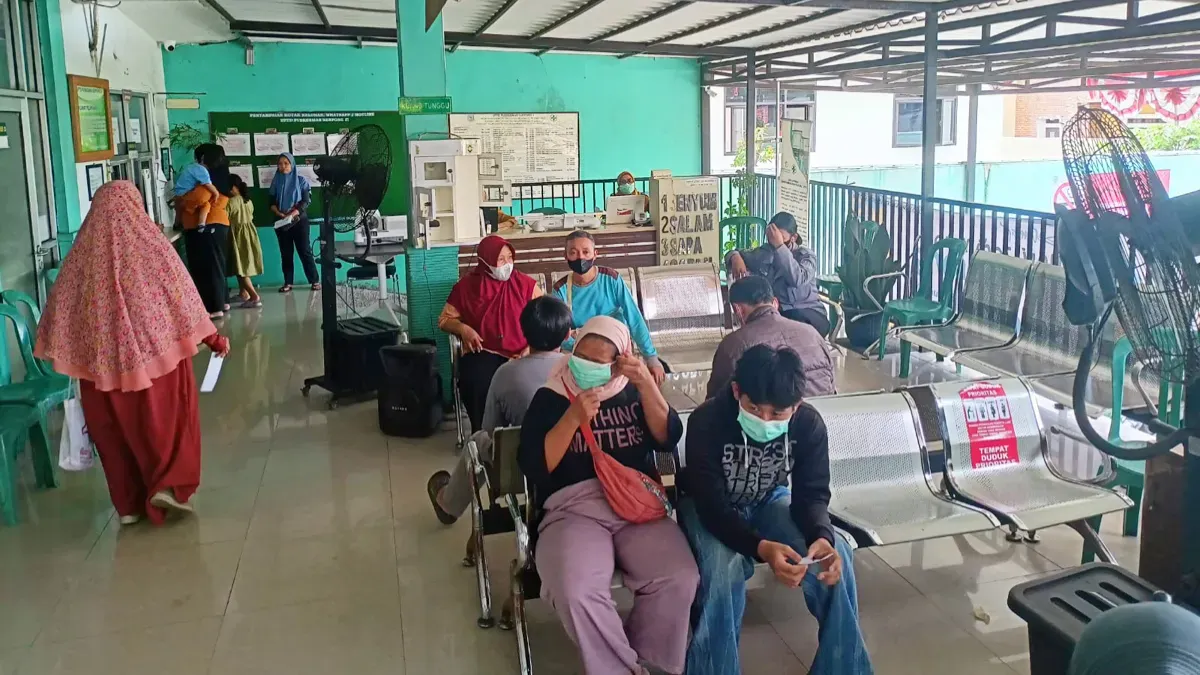Warga saat mengantre berobat di Puskesmas Serpong, Tangerang Selatan. (Sumber: Istimewa)