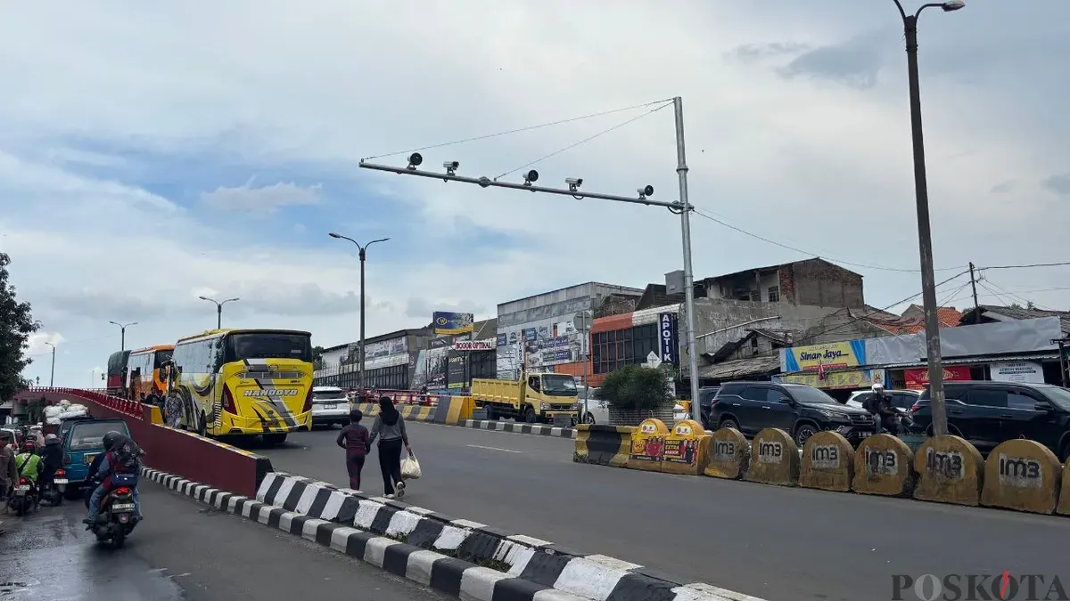 ETLE Flyover Cibinong, Kabupaten Bogor, mulai menindak pelanggar lalu lintas, Senin, 5 Desember 2026. (Sumber: Poskota/Giffar Rivana)