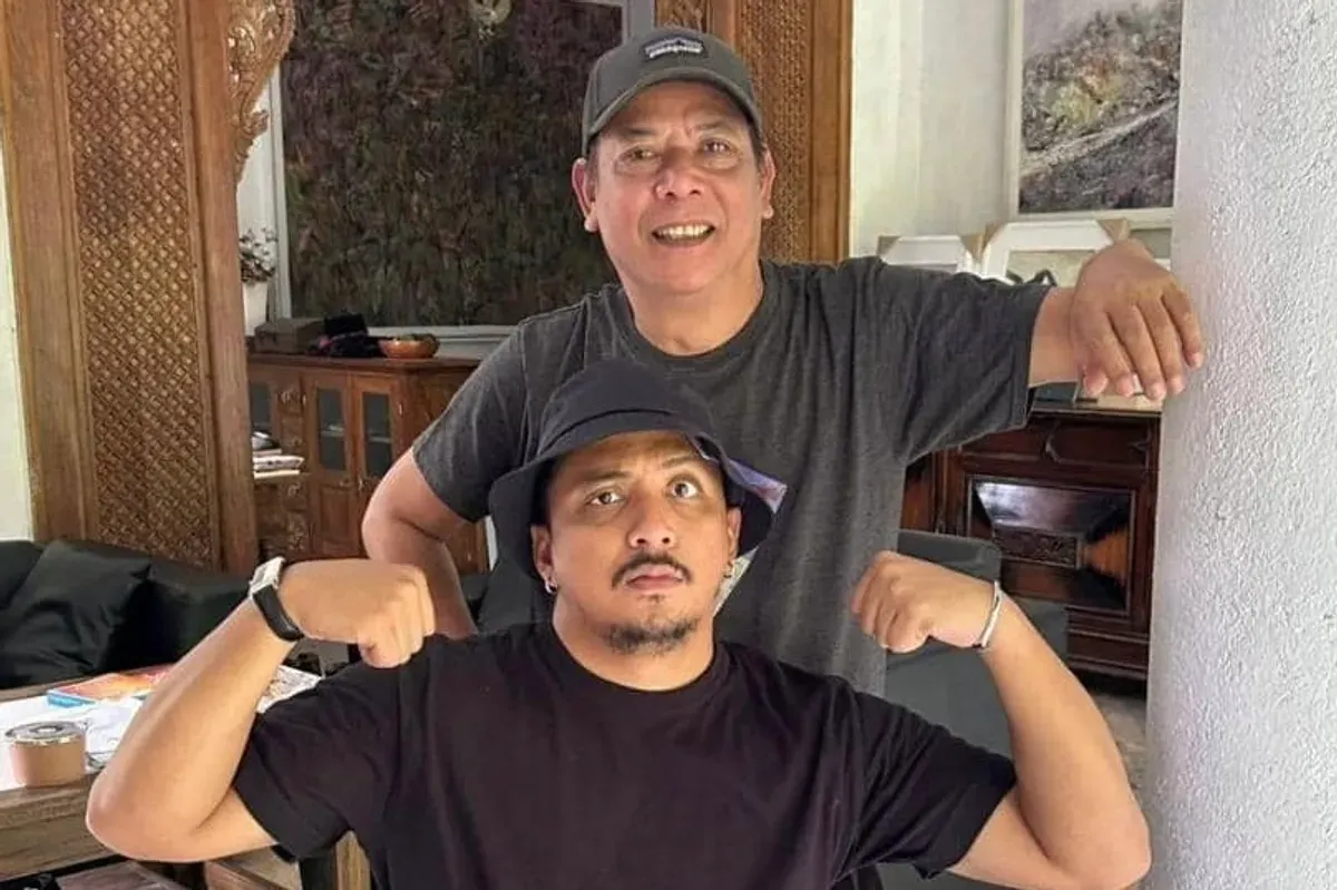 Penyanyi Sal Priadi tengah menjadi sasaran warganet X setelah fotonya bersama sastrawan Sitok Srengenge beredar luas di media sosial. (Sumber: Instagram/@1srengenge)