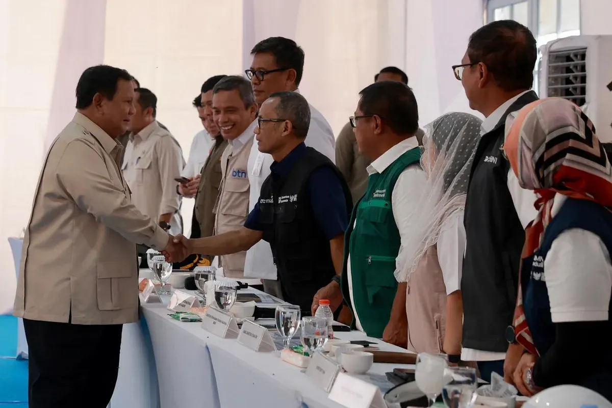 Presiden RI Prabowo Subianto berjabat tangan dengan jajaran Danantara Indonesia serta perwakilan BUMN yang terlibat dalam program pemulihan pascabencana. (Sumber: Istimewa)