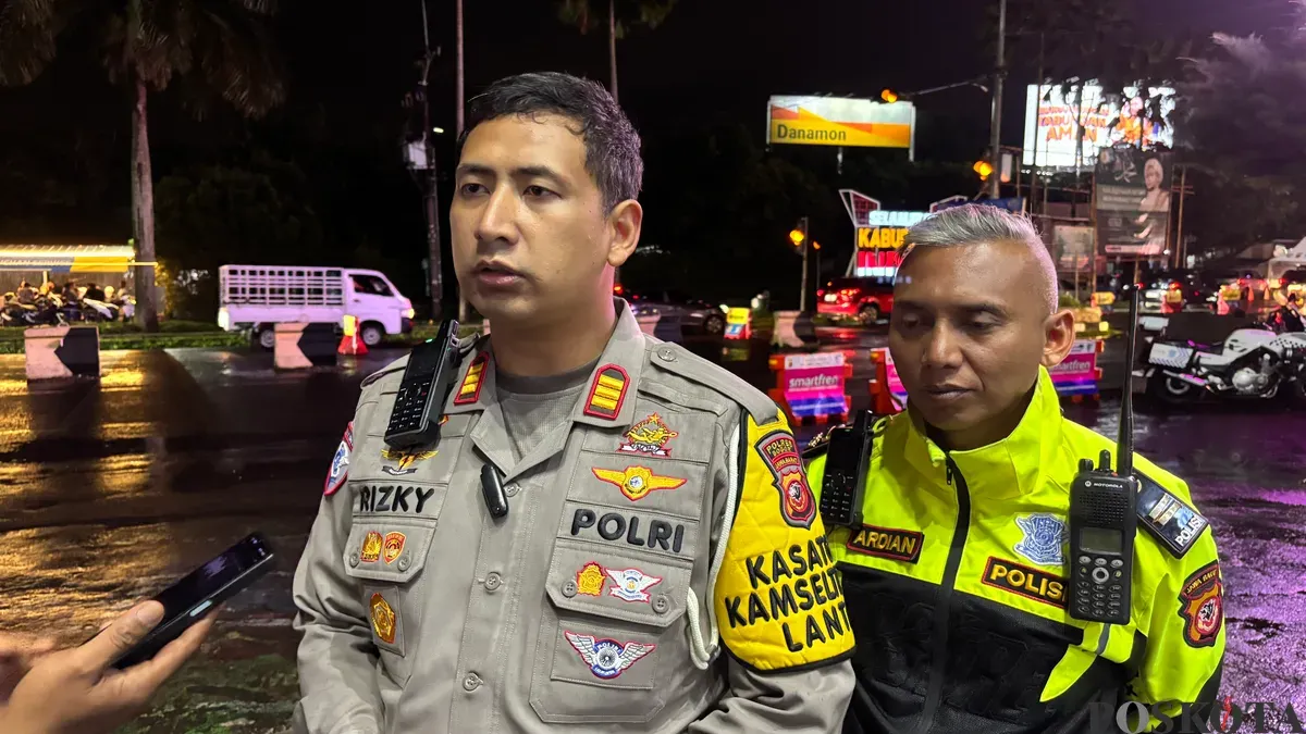 Kasatlantaa Polres Bogor, AKP Rizky Guntama memastikan Operasi Lilin Lodaya di Jalur Puncak berjalan aman. (Sumber: Poskota/Giffar Rivana)