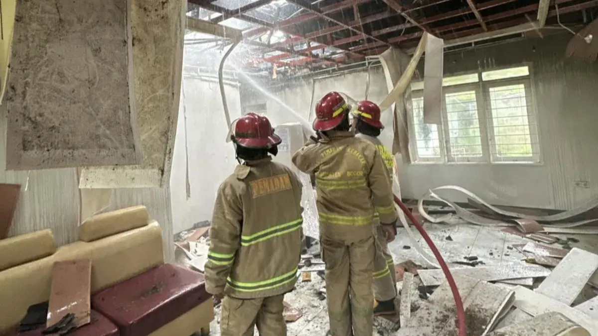Sebuah villa di kawasan Puncak, Desa Tugu Selatan, Kecamatan Cisarua, Kabupaten Bogor, terbakar, Kamis, 1 Januari 2025. (Sumber: Dok. Istimewa)