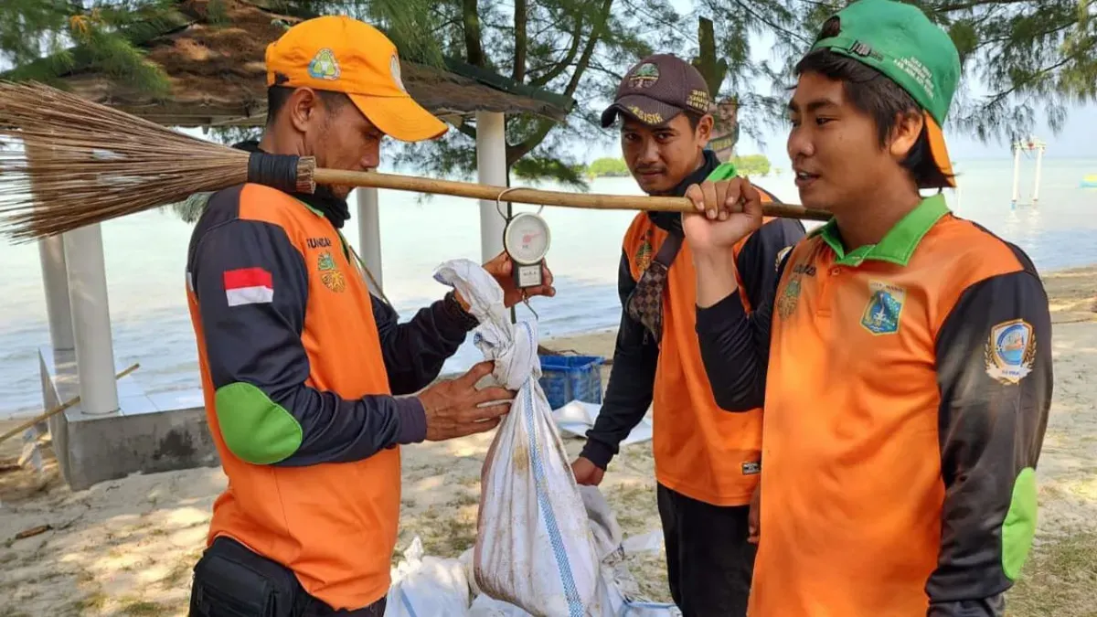 Petugas Sudin LH Kepulauan Seribu menimbang sampah bekas perayaan Tahun Baru 2026. (Sumber: Dok. Istimewa)