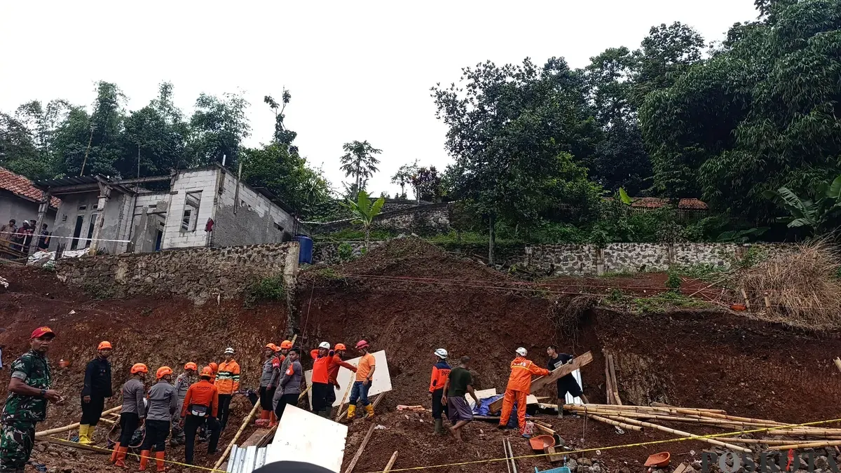 Petugas dibantu warga mencari korban yang tertimbun longsor di Desa Sempur, Kecamatan Jatinangor, Kabupaten Sumedang, Jumat, 2 Januari 2026 sore. (Sumber: Poskota | Foto: Gatot Poedji Utomo)