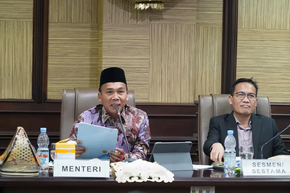 Menteri Kependudukan dan Pembangunan Keluarga/Kepala BKKBN, Dr. Wihaji, S.Ag, memimpin rapat bersama jajaran, membahas prioritas perlindungan kelompok rentan di wilayah terdampak bencana. (Sumber: Istimewa)