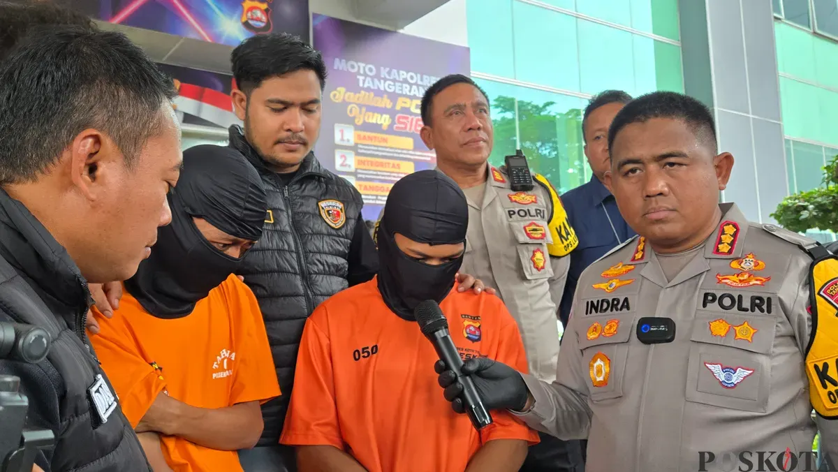 Petugas Polresta Tangerang menghadirkan tersangka penadah ponsel hasil kejahatan dalam konferensi pers pengungkapan kasus pembunuhan karyawan konter HP di wilayah Jambe, Kabupaten Tangerang. (Sumber: Poskota/Veronica Prasetio)