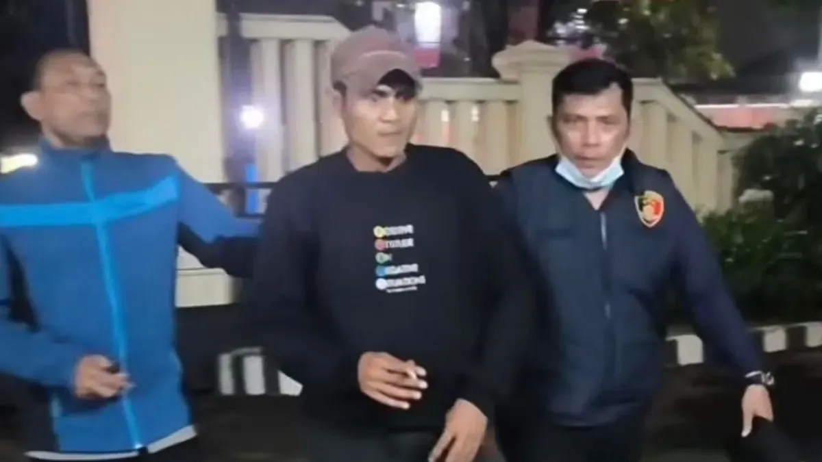 Sopir angkot berinisial D ditangkap lantaran narik sembari mengonsumsi sabu. (Sumber: tangkapan layar)