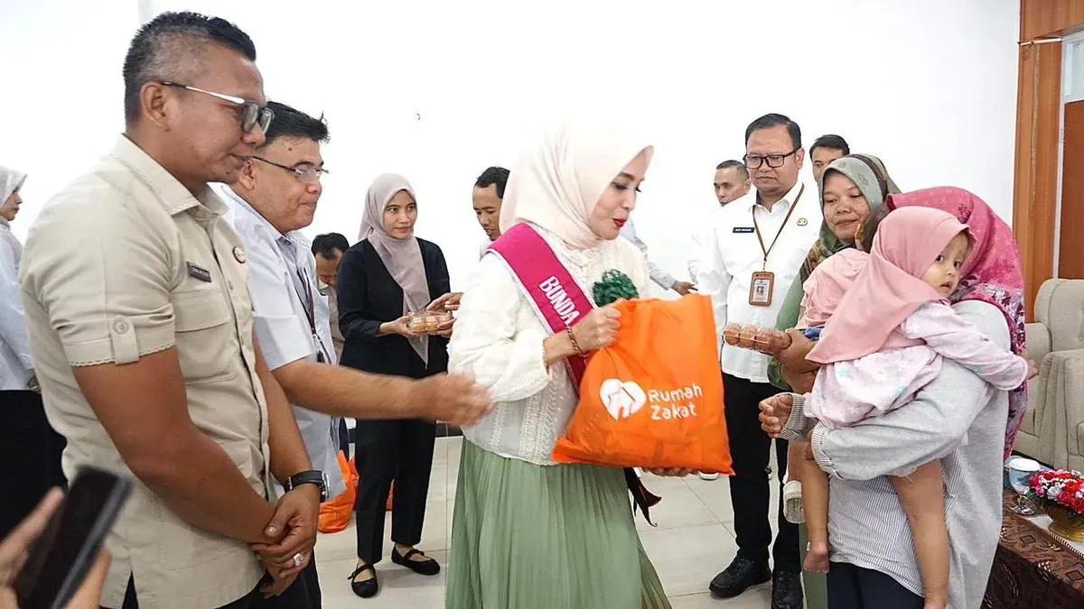 Pemkot Bogor serahkan bantuan kepada TPK baduta yang telah dinyatakan lulus dari stunting. (Sumber: Dok. Pemkot Bogor)