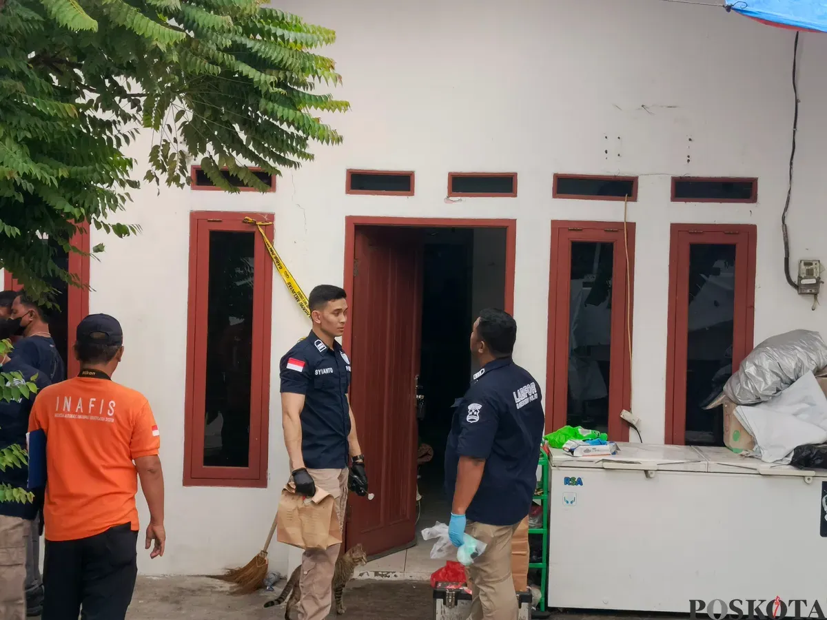 Tim Labfor Polri tengah melakukan penyisiran terhadap rakyat rumah kontrakan tempat ditemukannya satu keluarga dalam kondisi tidak bernyawa, di Warakas, Tanjung Priok, Jakarta Utara, Jumat, 2 Desember 2025. (Sumber: Poskota | Foto: Ali Mansur)