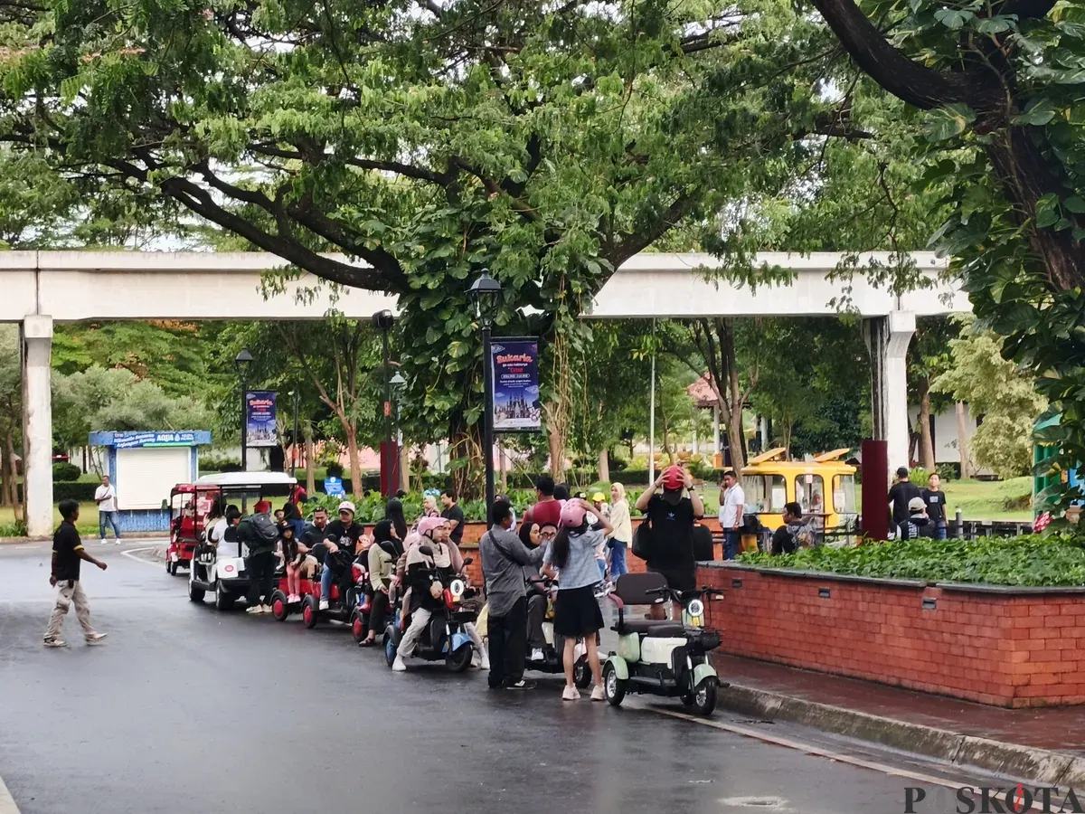 Pengunjung hendak menikmati wahana skuter listrik di kawasan Taman Mini Indonesia Indah (TMII), Jakarta, saat libur Natal dan Tahun Baru, dengan dominasi wisatawan keluarga. (Sumber: Poskota | Foto: M. Tegar Jihad)
