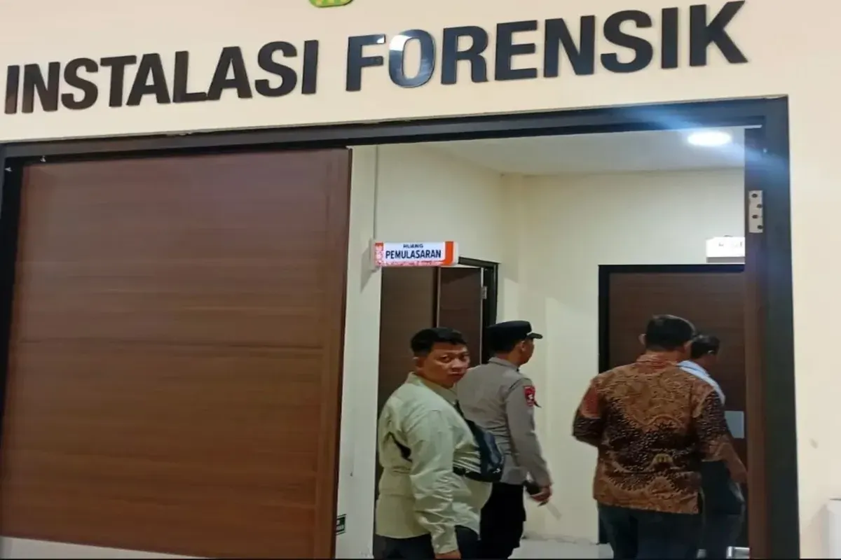 Petugas berada di Instalasi Forensik RS Polri Kramat Jati, Jakarta Timur, tempat proses autopsi terhadap korban penganiayaan di Depok sebelum jenazah diserahkan kepada pihak keluarga. (Sumber: Istimewa)