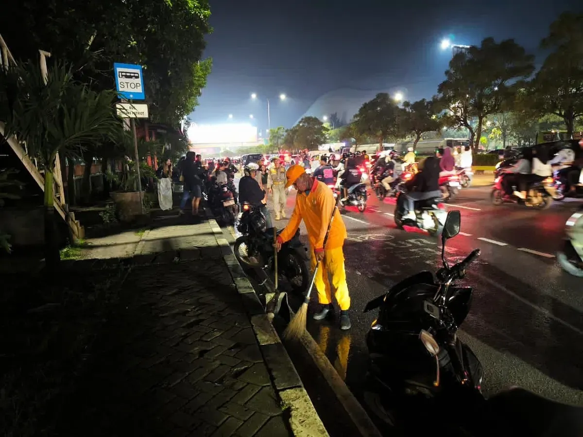 Petugas kebersihan DLH Kota Bekasi seusai perayaan Nataru. (Sumber: Dok. Istimewa)