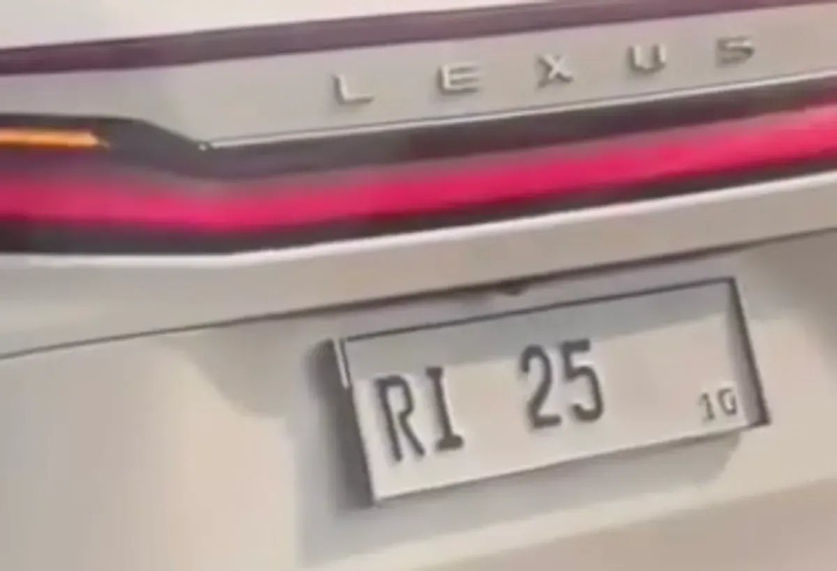 Mobil Lexus berplat RI 25 diduga serobot antrian di GT Cilandak (Sumber: Instagram/@jktinfoid)