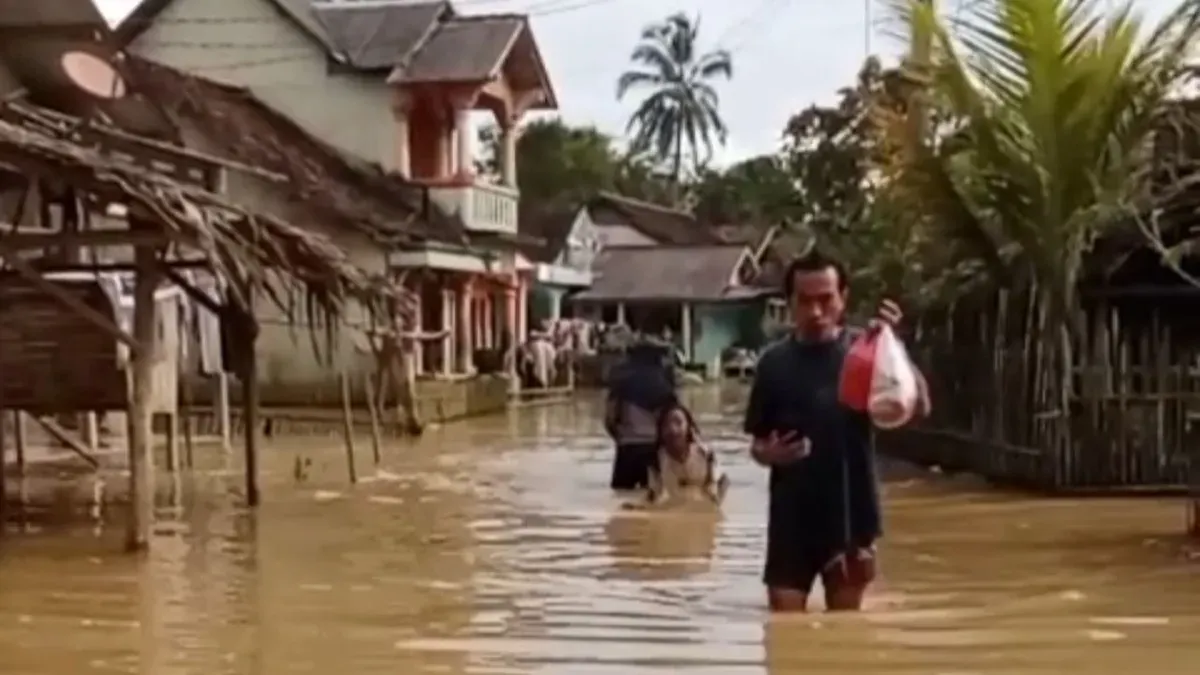 Warga terdampak banjir di Desa Idaman, Kecamatan Patia, Pandeglang, saat melakukan evakuasi mandiri. (Sumber: Dok. Kades Idaman)