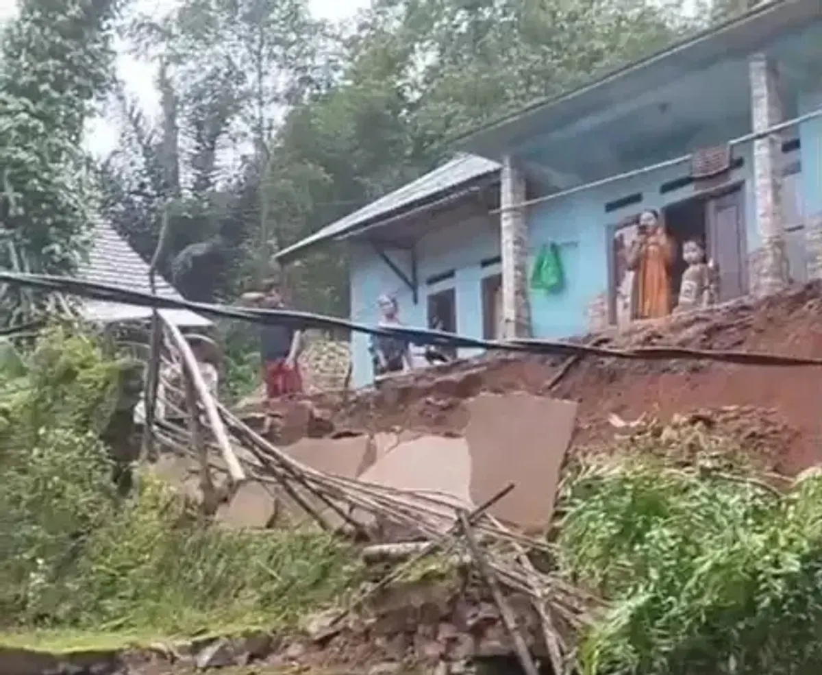 Salah satu rumah warga di Lebak nyaris runtuh akibat bangunan TPT ambrol. (Sumber: Istimewa)