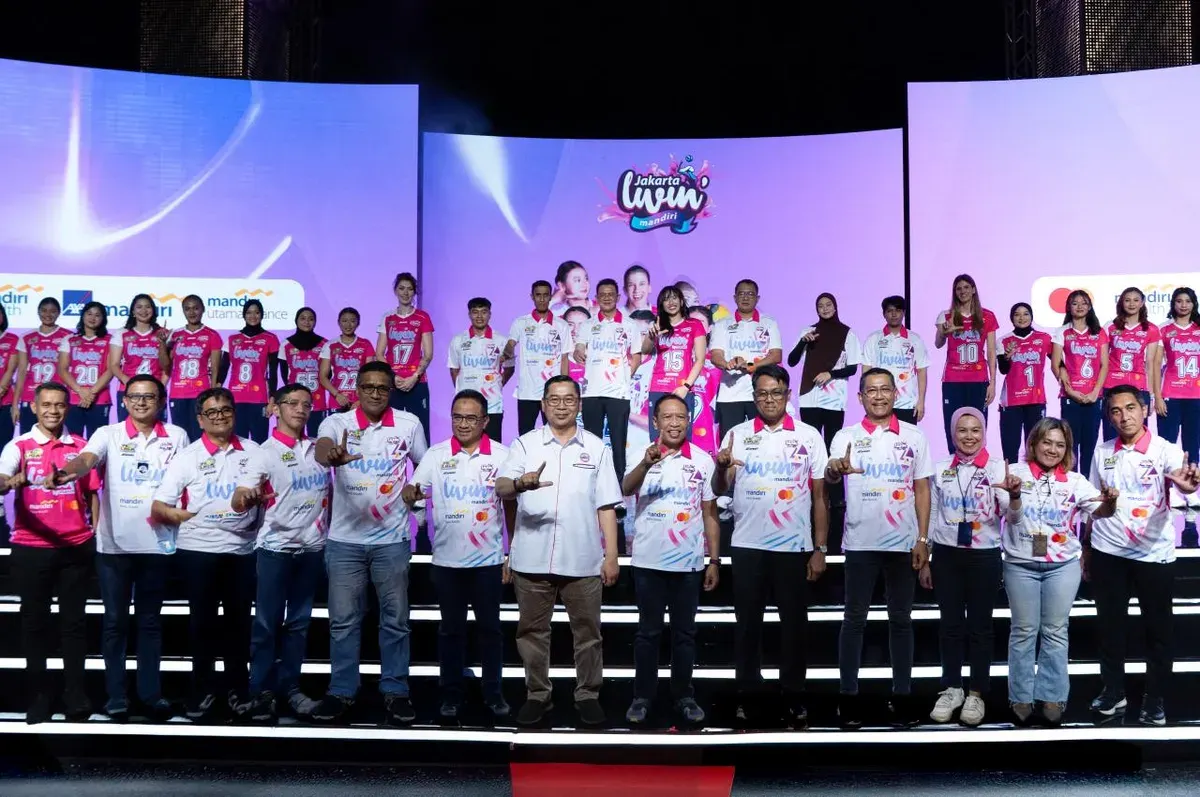 Manajemen Bank Mandiri, jajaran sponsor, pelatih, dan para pemain Jakarta Livin’ by Mandiri (JLM) berfoto bersama usai peluncuran skuad dan jersey resmi jelang Proliga 2026 Putri di Jakarta, Senin, 5 Januari 2026. (Sumber: Istimewa)