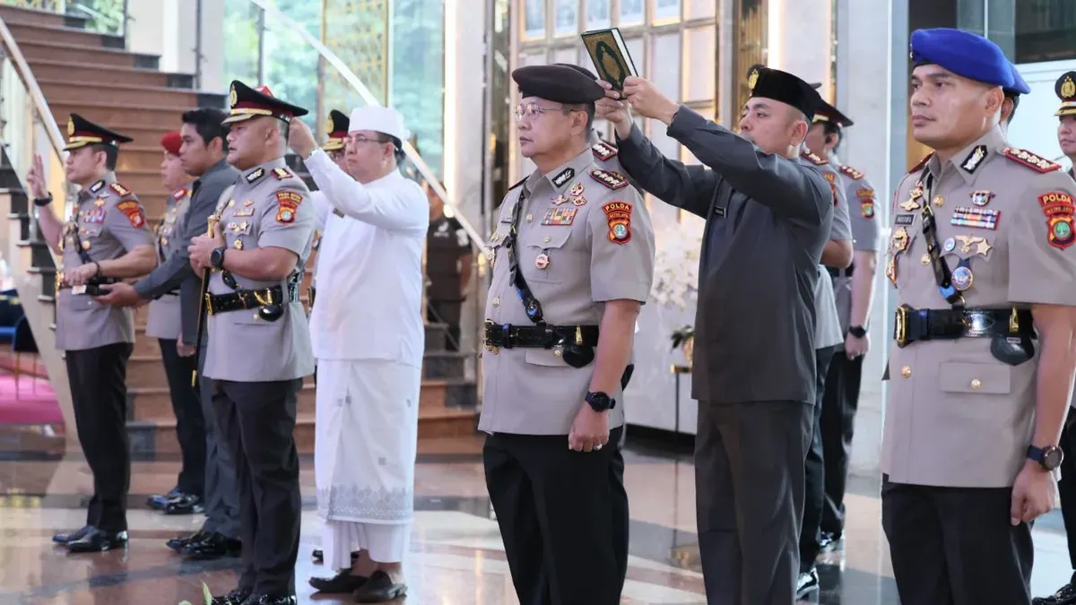 Kepolisian Daerah Metro Jaya melaksanakan upacara serah terima jabatan (sertijab) sejumlah pejabat utama dan Kapolres jajaran di Lobby Gedung Promoter Polda Metro Jaya, Senin, 5 Januari 2026. (Sumber: Dok. Humas Polda Metro Jaya)