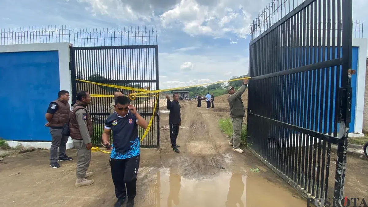 Petugas melakukan penyegelan di Desa Kertajaya, Kecamatan Padalarang, Kabupaten Bandung Barat (KBB). (Sumber: Poskota/Gatot Poedji Utomo)