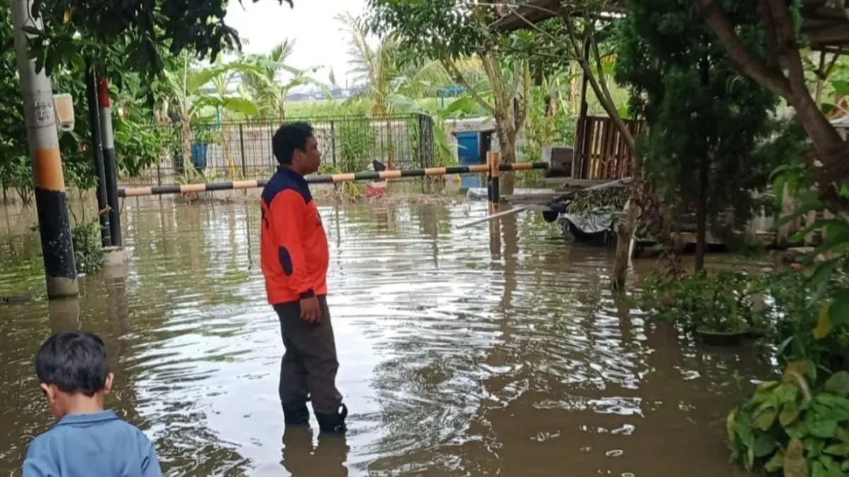 Petugas BPBD Kabupaten Serang pantau genangan air di Kecamatan Kibin. (Sumber: Dok. BPBD Kabupaten Serang)