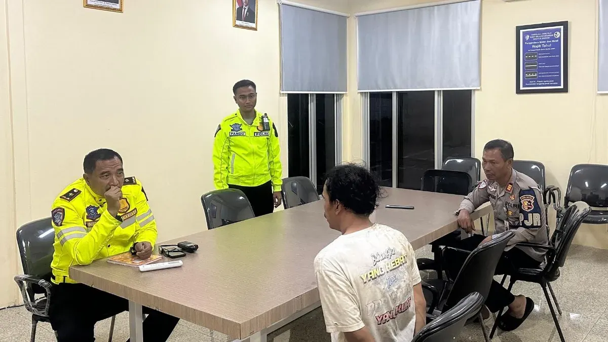 Petugas menginterogasi pelaku pembawa ratusan liter solar yang mengonsumsi sabu di rest area KM 21 Tol Jagorawi, Kecamatan Gunung Putri, Kabupaten Bogor. (Sumber: Dok. Istimewa)