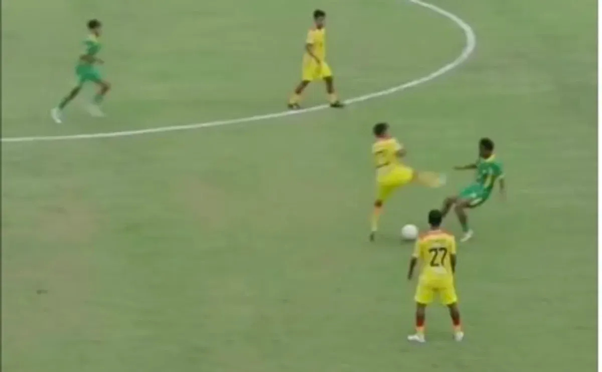 Pemain Putra Jaya Pasuruan, Muhammad Hilmi Gimnastiar resmi dipecat setelah insiden tendangan kungfu di Liga 4 (Sumber: Instagram/@pengamatsepakbola)
