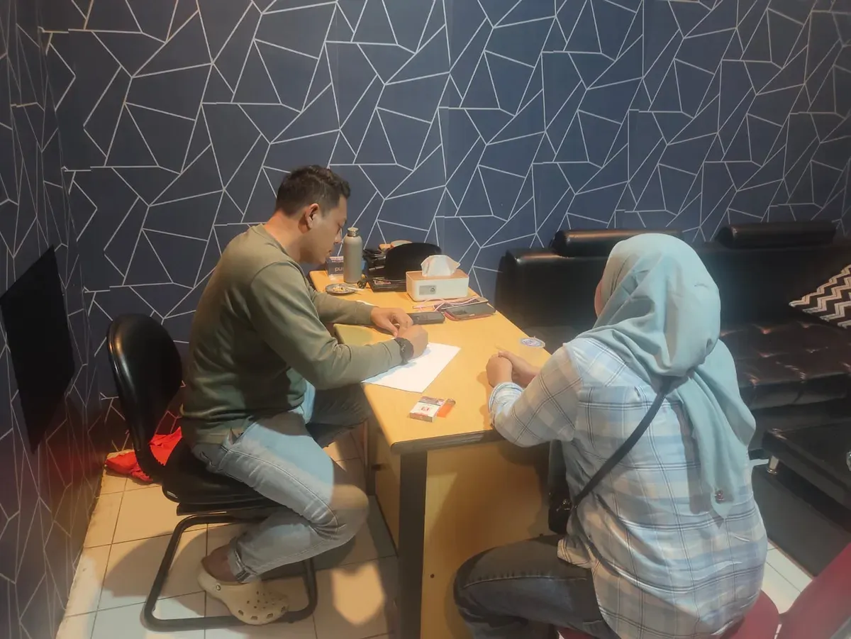 Pelaku YY saat diperiksa petugas Unit Reskrim Polsek Cikande. (Sumber: Istimewa)