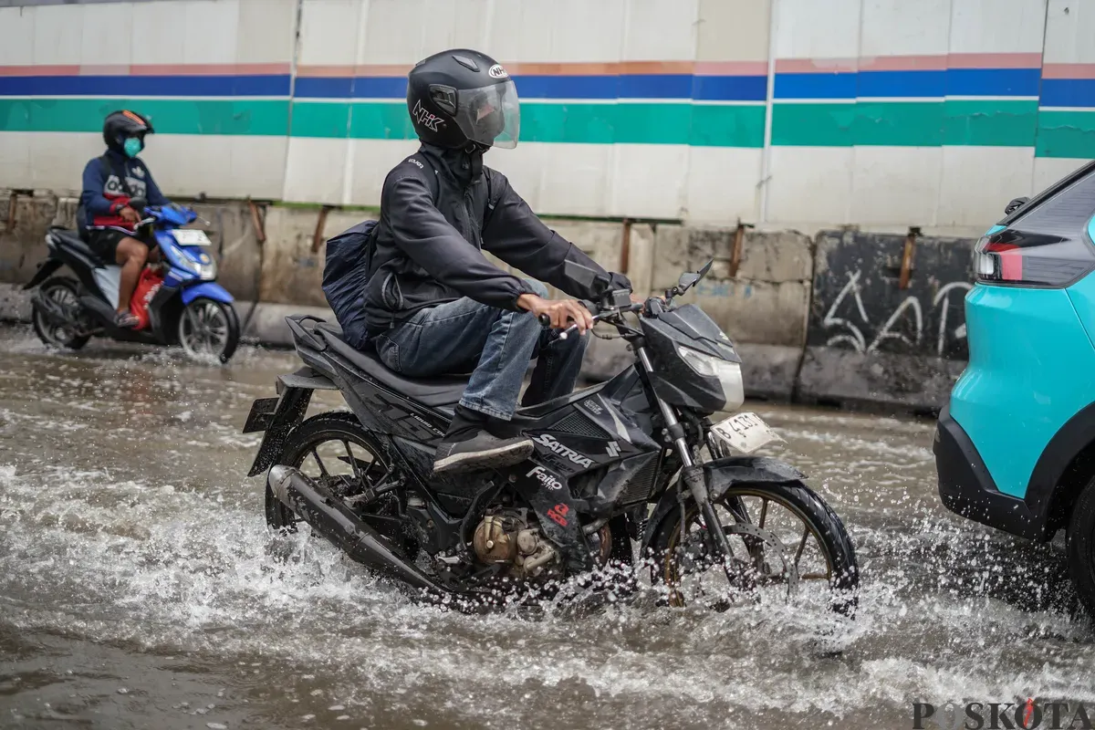 Sejumlah ruas jalan di Jakarta tergenang air akibat hujan deras yang mengguyur hair ini, Senin, 12 Januari 2026. (Sumber: Poskota/Bilal Nugraha Ginanjar)