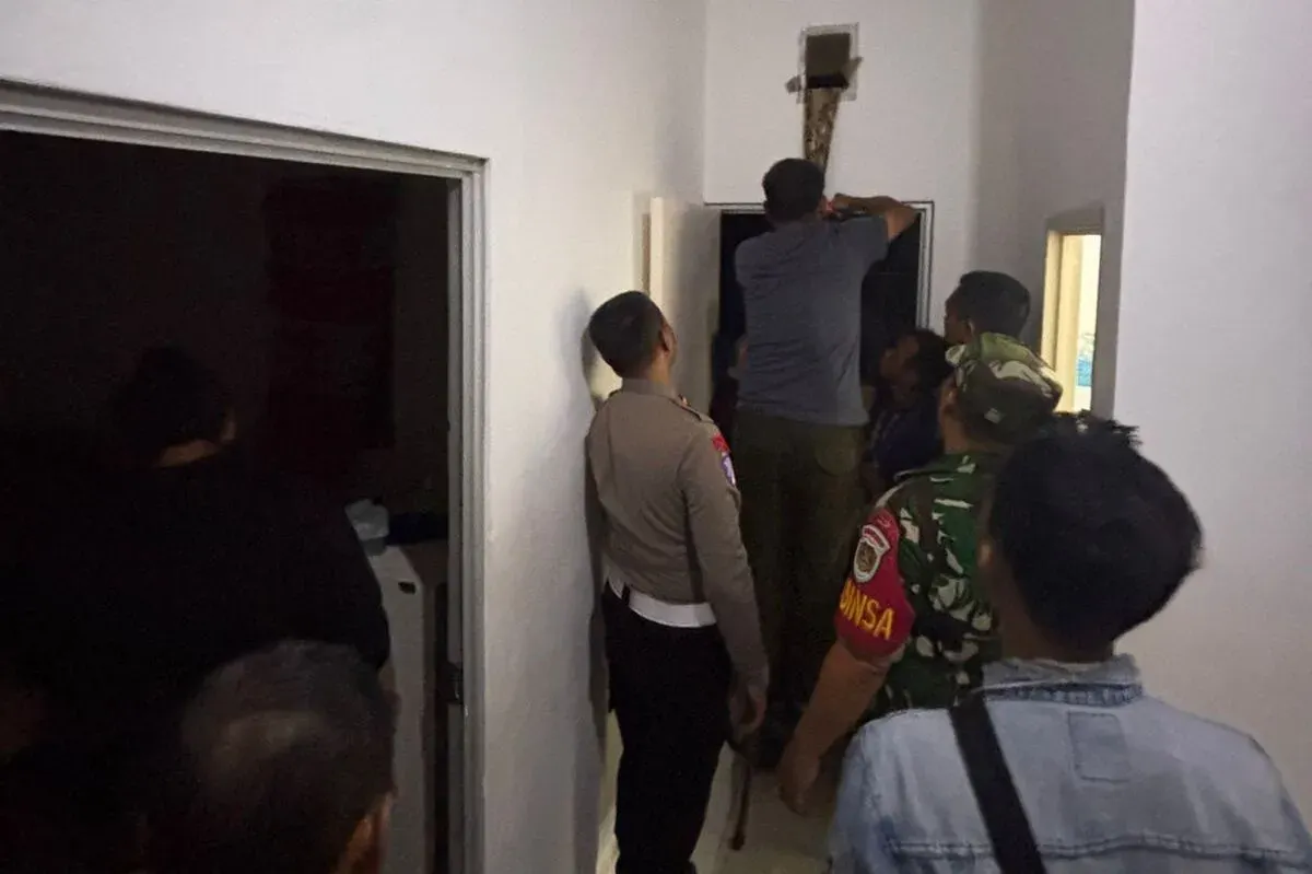 Warga dan petugas mengevakuasi jenazah KK yang meninggal dengan cara gantung diri di wilayah Klapanunggal, Kabupaten Bogor. (Sumber: Polsek Klapanunggal)