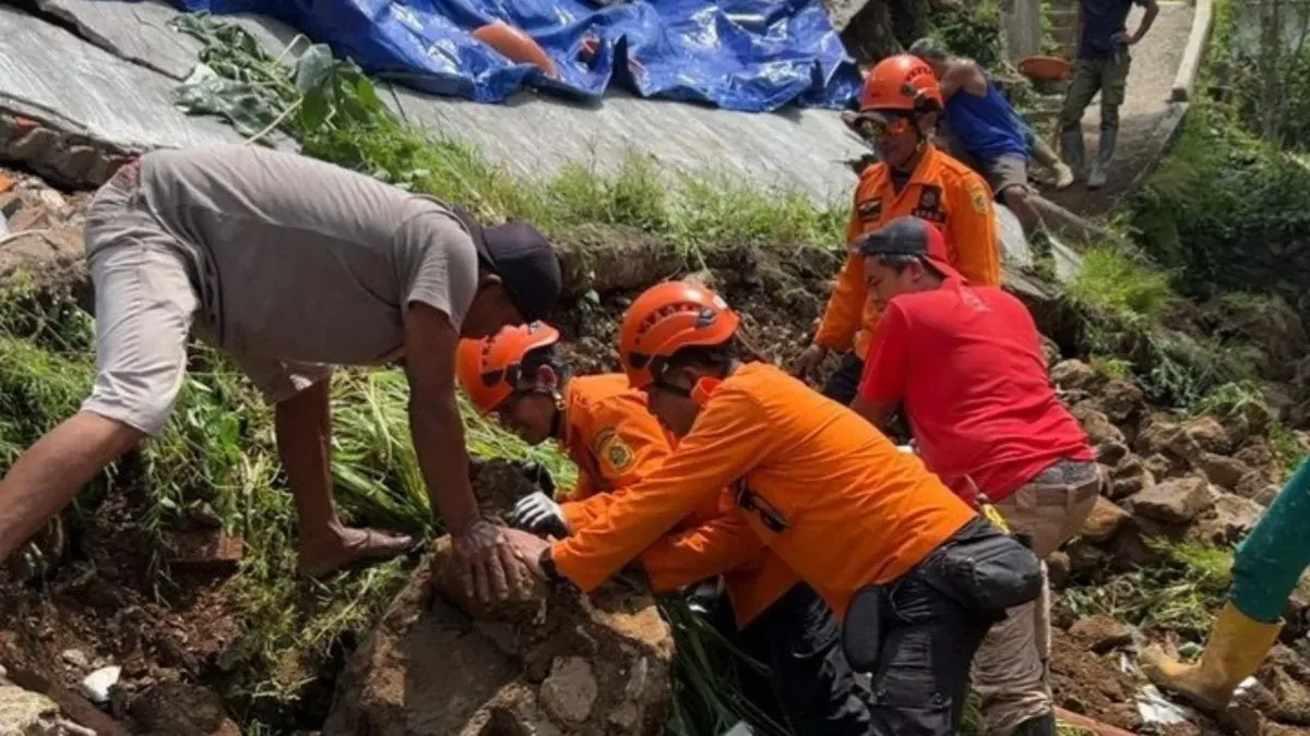 Penanganan ambruknya TPT villa sepanjang 18 meter di kawasan Ciawi, Kabupaten Bogor. (Sumber: Dok. BPBD Bogor)